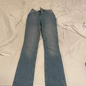 Helt nya aldrig använda, super fina och sköna jeans, passar till allt😍xxs men passar xs oxå! Orginalpris 400
