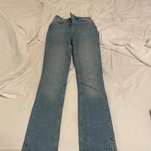 Utsvängda jeans med slits - Helt nya aldrig använda, super fina och sköna jeans, passar till allt😍xxs men passar xs oxå! Orginalpris 400