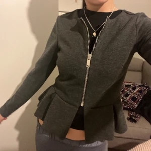 Grå kofta - Superfin grå kofta! knappt använd och passar mig som bär xs/s