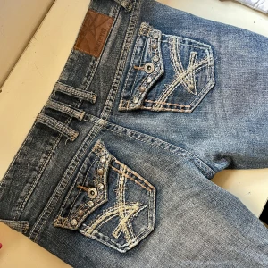 Lowwaisted bootcut jeans - Säljer mina älskade jeans från Amethyst! Dessa sitter som en smäck, jeansen har inga skador, är i nyskick och är så trendiga nu. Köpt för 1400kr, priset går att diskutera, skriv privat för flera bilder.☺️