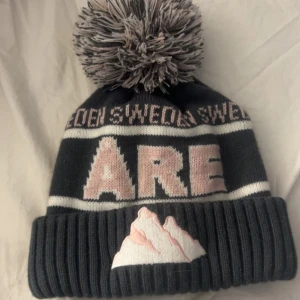 Åre mössa - säljer min åre mössa för den inte kommer till användning längre, köpt på åre tobak pris går att diskuteras💕