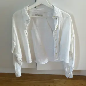 Cropped linneskjorta från Ginatricot i stoleken XS