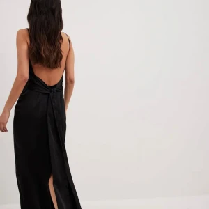 Balklänning  - chloe schuterman x nakd 💋 superfin klänning, passar perfekt till balen/sittningar!! Nypris 750kr. Endast använd en gång