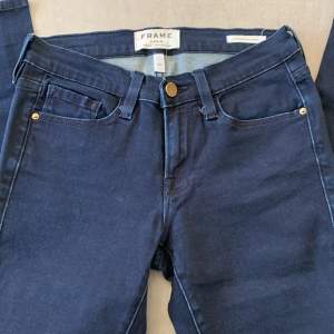 Fina skinny jeans från Frame i storlek 25. Lite stretch och färgen är mörkblå, gott skick💖