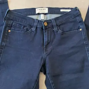 Fina skinny jeans från Frame i storlek 25. Lite stretch och färgen är mörkblå, gott skick💖