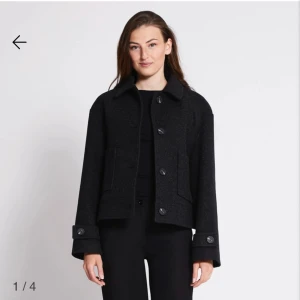 lager kappa - kappa som jag köpte nyss men har inte haft nån änvändning till den för köpte ny kappa. nypris 400