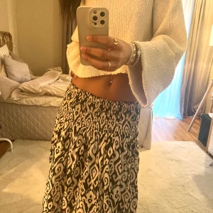 Zara Maxi kjolen  - Säljer denna virala Zara kjolen som inte finns på sidan längre😊 Använd 1 gång men säljer då den inte kommer till användning🌸 Storlek M men sitter jättebra även på mig som är lång🌸 Bara att höra av sig för fler bilder eller funderingar!😊😊