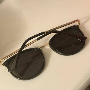 Solglasögon  - Vet inte vilken storlek det är på solglasögonen!