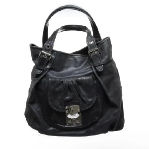 Miu Miu väska - SÅ SNYGG Miu Miu väska!! Köpt på Sellpy så äkthetskontrollerad! Använd mycket så  är lite sliten men gör den bara coolare! Bredd: 37cm, Djup: 12cm, Höjd: 36cm💓Pris kan diskuteras vid snabb affär!! skriv vid frågor eller fler bilder💓💓