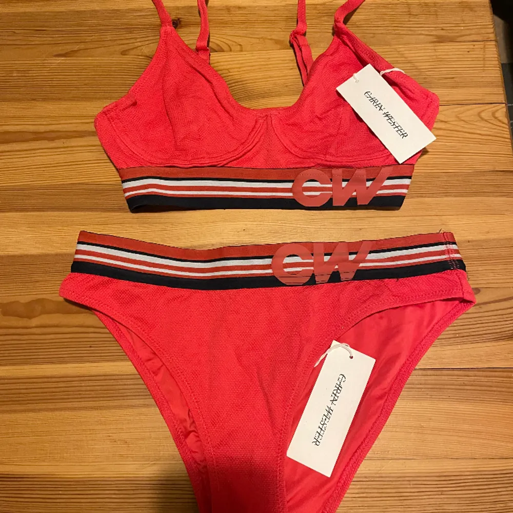 Oanvänd Carin Wester bikini.  Storlek S, Röd. Prislapp finns kvar ( originalpris, 500kr ) Köparen står för frakt om det förekommer. Övrigt.