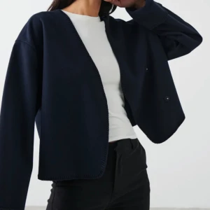 Marinblå vårjacka - Säljer min supersöta vårjacka från Gina tricot. Den är endast använd några gånger och är i nyskick. Den sitter superbra på mig som är 165 cm.💞💞