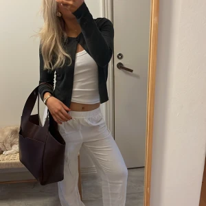 Grå kofta från Gina Tricot - Grå kofta från Gina tricot, typ aldrig använd, jättefin till våren 😍