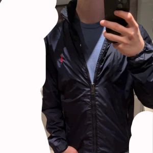 Polo Ralph Louren Windbraker - Säljer nu denna jätte fräsch polo windbrakern den är i fint skick med mindre fler på högra armen som troligen kan gå bort med en ren tvätt tveka inte att höra av er om ni är intresserade 💯 ses i dm 🍾
