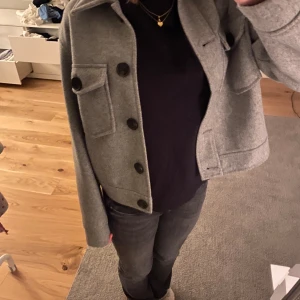 Kappa - Säljer denna supersnygga grå kappa från Vera Moda i fint skick. Hör av er om ni har några funderingar eller liknande💗