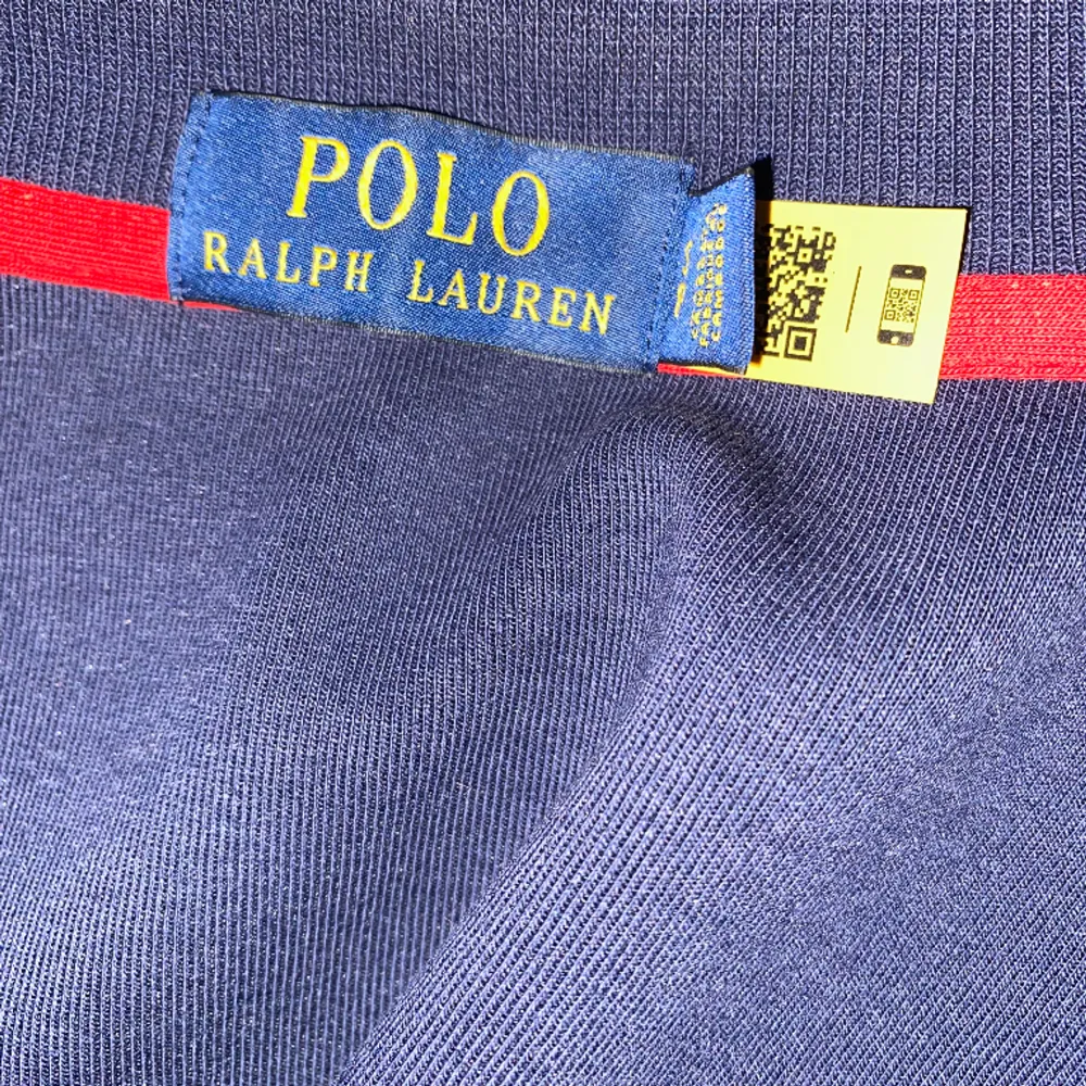Nästintill oanvänd Ralph Lauren zip-up. Köpt för 2499kr. Varan finns inte att köpa längre. Är själv runt 178cm och den passar bra! Skriv för att förhandla pris. . Tröjor & Koftor.