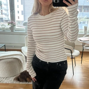 Randig långärmad - En vit/beige långärmad tröja från NA-KD! Fin och enkel att styla🥰 