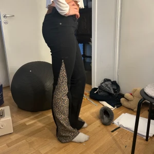 Svarta lågmidjade bootcut jeand med leopard - Remake Leopard jeans Midjemått 70cm Innerbenslängden 84cm Storlek Xs