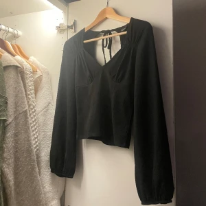 Svart festtopp - Snygg svart topp med öppen rygg❤️❤️storlek S