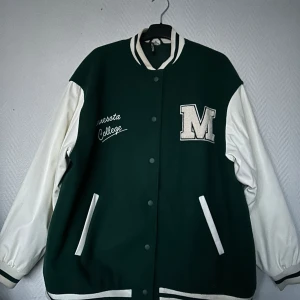 College jacka från h&m  - Använd fåtal gånger så gott som ny 