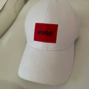 Snygg Hugo boss keps med röd logga, ställbar