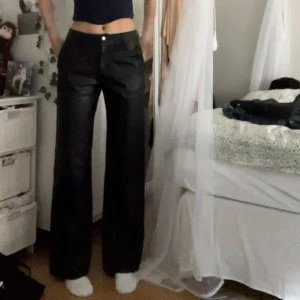 Läderbyxor  - Et pr sjukt snygga och bekväma läderbyxor men som tyvärr aldrig kommit till använding. Mid waist och sitter perfekt i längden (jag är 176 cm). 