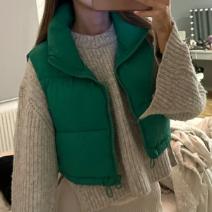 Grön puffer väst  - västen är i nyskick och i en croppad modell 