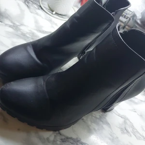 Fina moderna klackskor  - Det är ett par svarta klackskor som amvänts minst 2 gånger och sedan har jag inte använt de 