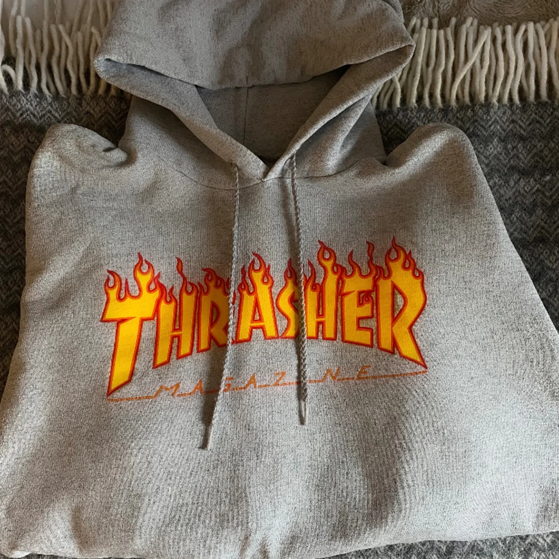 Trasher Hoodie Grå