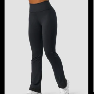 ICIW flare tights  - Iciw nimble flare tights storleks S men super stretchiga, lite nopprigt vid sömnen vid insida lår men ingen man märker av ( därav priset❤️)