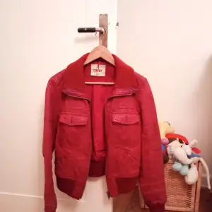 Jättefin röd läderjacka i storlek M från only! Har haft den länge men den har nästan aldrig kommit till användning, jättebra skick! Nypris runt 1000 därav priset 💓