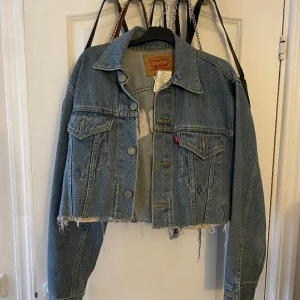 Croppad jeansjacka Levis  - Använd 1 gång. Bra skick! Den är i strl L men skulle säga mer M, notera att den är oversized.
