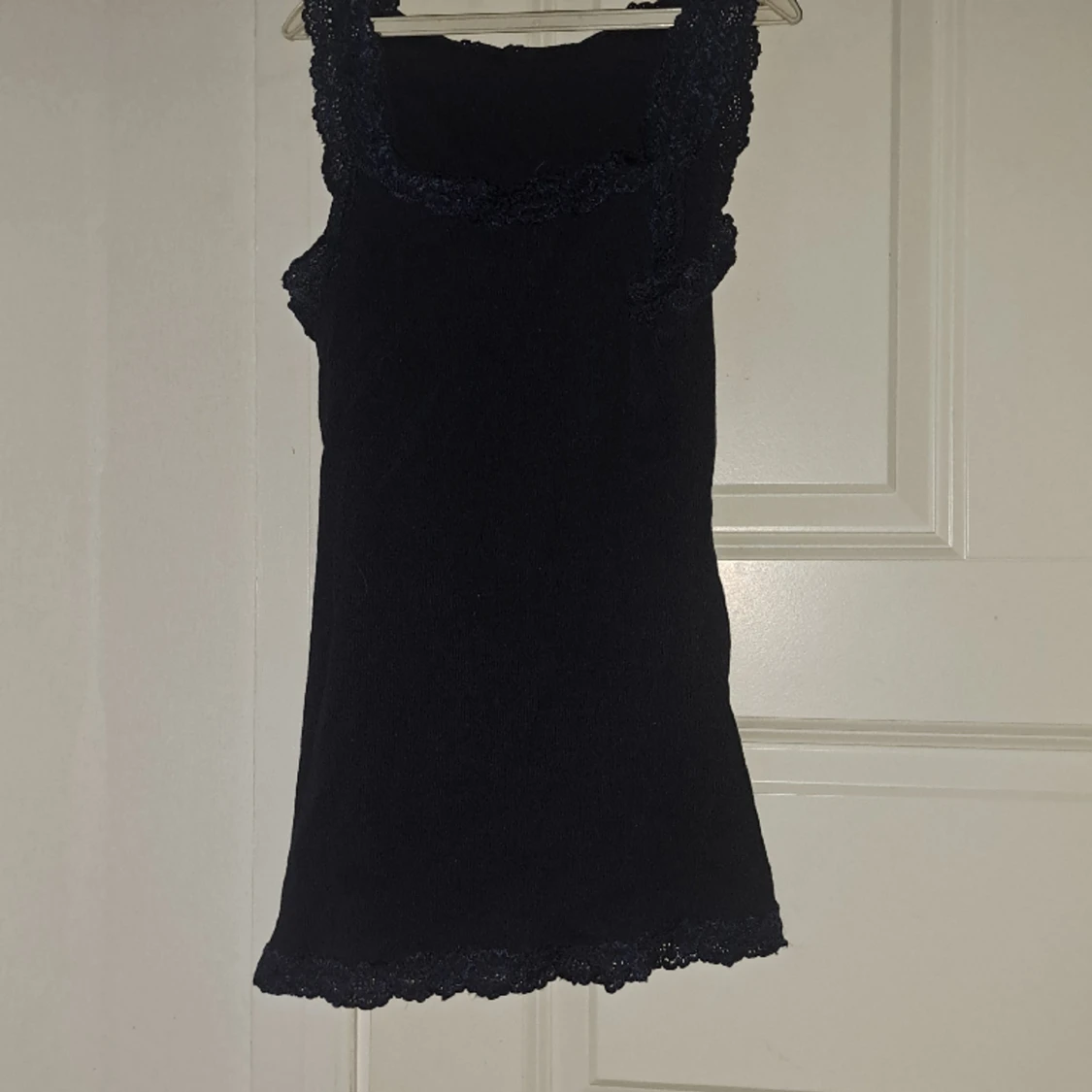 Mörkblått linne med spetskanter