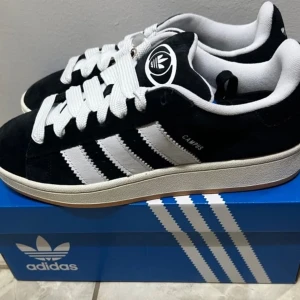 Svarta Addias campus 00s - Säljer dessa helt nya addias campus. Storlek 36,37,38,39,40,41,41,43,44 Går även att fixa fler storlekar. Kvitto finns till alla par✅✅. Skriv till mig vid eventuella frågor‼️