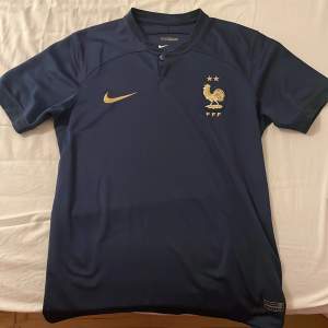 Frankrike fotbolls tshirt. Jättefin mörkblå. Använd ett få tal gånger. Storlek S Men.  Köpt för 700 och säljer för 460kr 