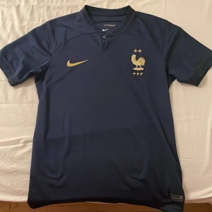 Frankrike Nike t shirt   - Frankrike fotbolls tshirt. Jättefin mörkblå. Använd ett få tal gånger. Storlek S Men.  Köpt för 700 och säljer för 460kr 