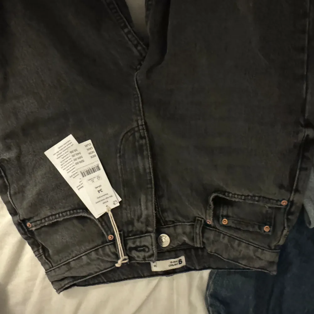Jätte fina gråa svarta jeans säljes då dom är lite stora vida låten för min del . Jeans & Byxor.