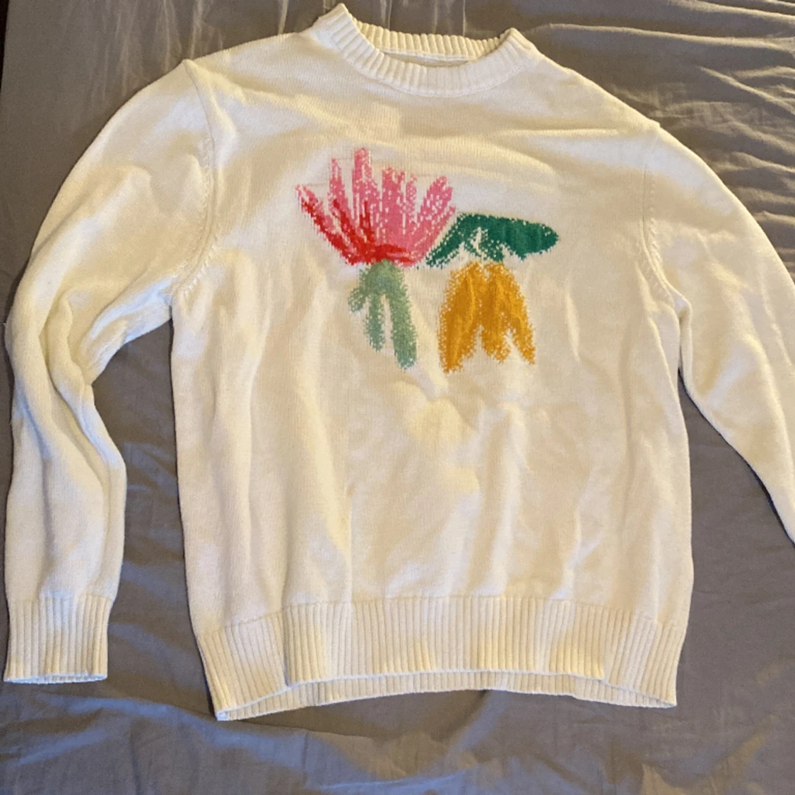 Blommig stickad tröja