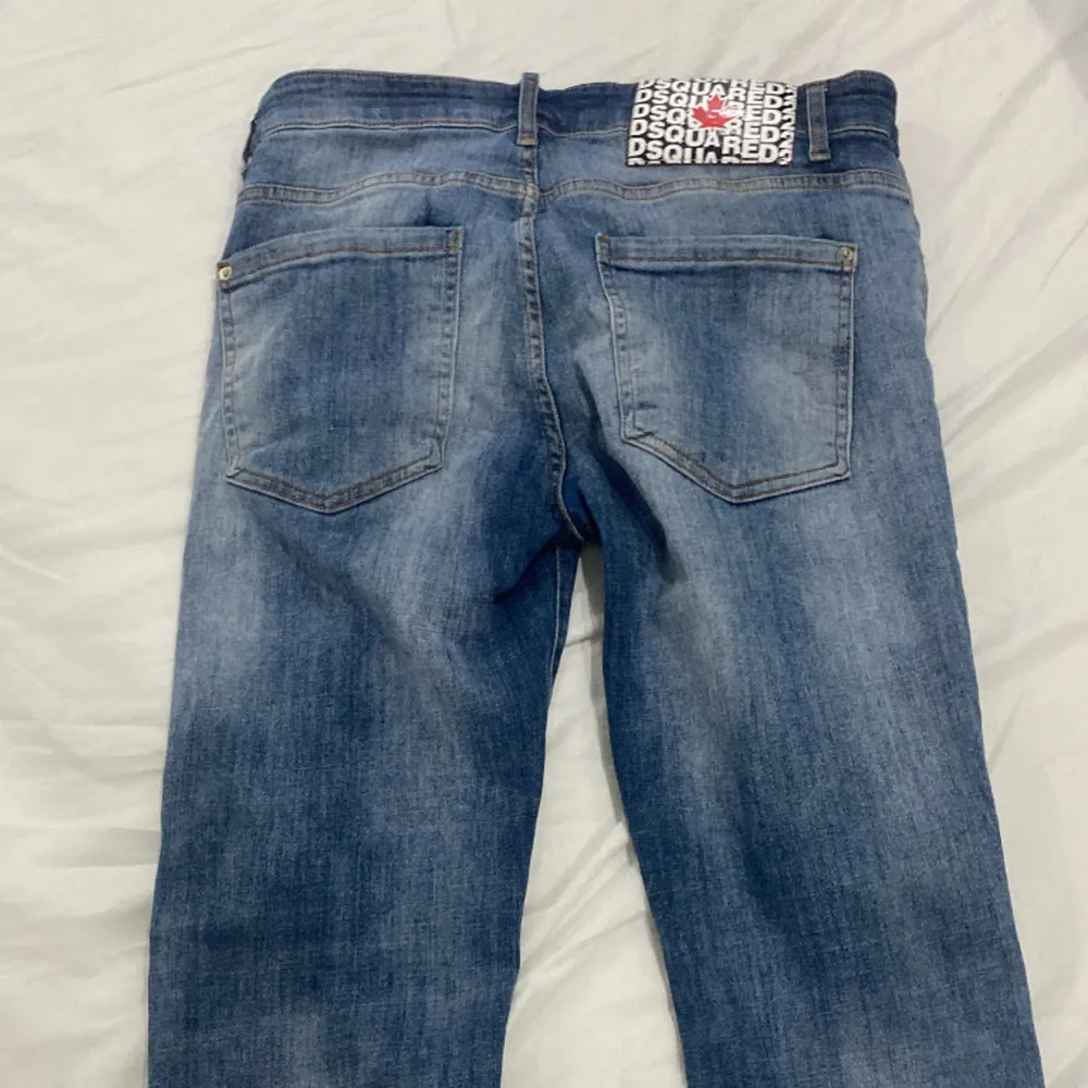 Äkta dsquared2 slim jeans,använda,QR kod funkar det tar dig till dsquared hemsidan. Priset kan diskuteras privat.. Jeans & Byxor.