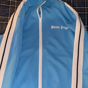 Palm angels kofta tracksuit - Helt ny använt 2 gånger inte mer. Den är riktigt också köpt i en butik.