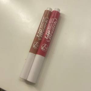 Säljer dessa på W7 lip drench i en rosa färg och en nude färg. Säljer för att jag inte använder läppglans, båda är använda ett fåtal gånger. Orginalpris är 33kr styck, jag säljer för 20kr+frakt för båda.