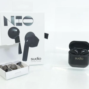 Sudio nio hörlurar - Väl Fungerande och bra bluetooth in ear hörlurar från sudio. Säljer då jag har flera par hörlurar. Org. Pris omkring 800 kr. Laddare tillkommer ej men laddas med en standard USB-C kabel. 