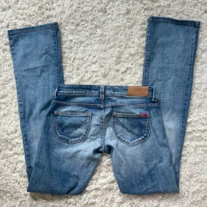 Lågmidjade Bootcut jeans only  - Lågmidjade jeans från only i stolek 36.  I fint skick.För stora och långa för mig som brukar ha xs. Innerbenslängd:85 midjemått:38 (x2) + stretch. Vill du köpa trycker du på köp nu. Jag postar inom 24h
