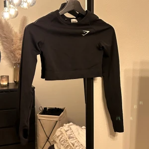 Gymshark tärningstopp - Säljer min träningströja från gymshark. Använd Max 5 gånger då den alltid varit lite liten. Har matchande byxor till. Kan sälja båda tillsammans om någon önskar det😍 super bra skick!!