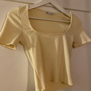 Kortärmad gul topp S  - Fint skick, lite kortare passform 