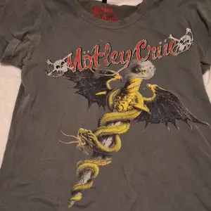 En Mötley Crüe t-shirt från deras 2010 turnering - Storlek L men passar även M. Svåra att hitta och i utmärkt skick ❣️ Ge gärna prisförslag!