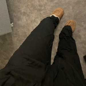 Linnebyxor - Säljer dessa svarta linnebyxor från zara!! Kontakta mig vid intresse, frakten tillkommer och är spårbar ❤️‍🔥