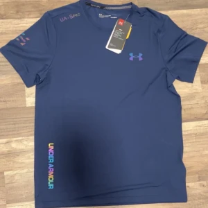 Mörkblå Under armour T-shirt ”Heatgear ” - Helt ny Under armour T shirt med flera färger i reflexerna. (om du har frågor äre bara att skriva )