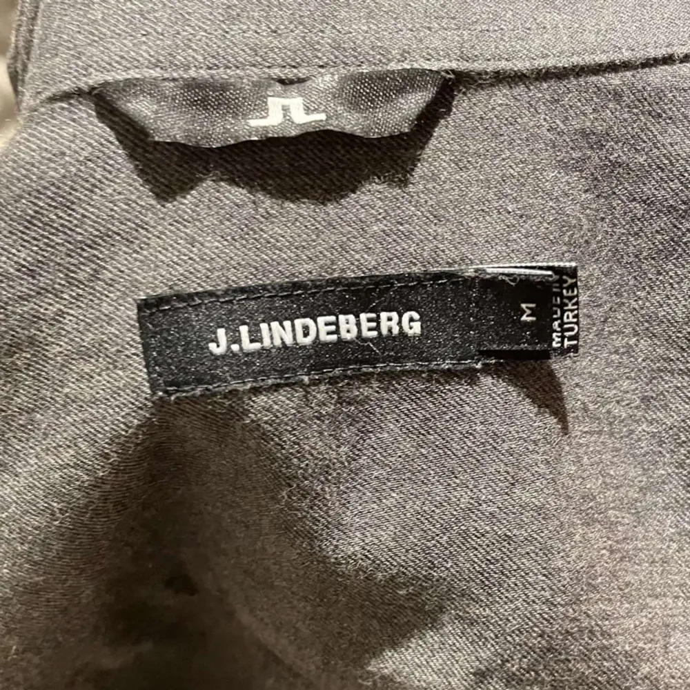 Säljer nu en riktigt fet skjorna från J.Lindeberg i storlek medium. Den är i väldigt fint skick  Modellen är 185. Skjortor.