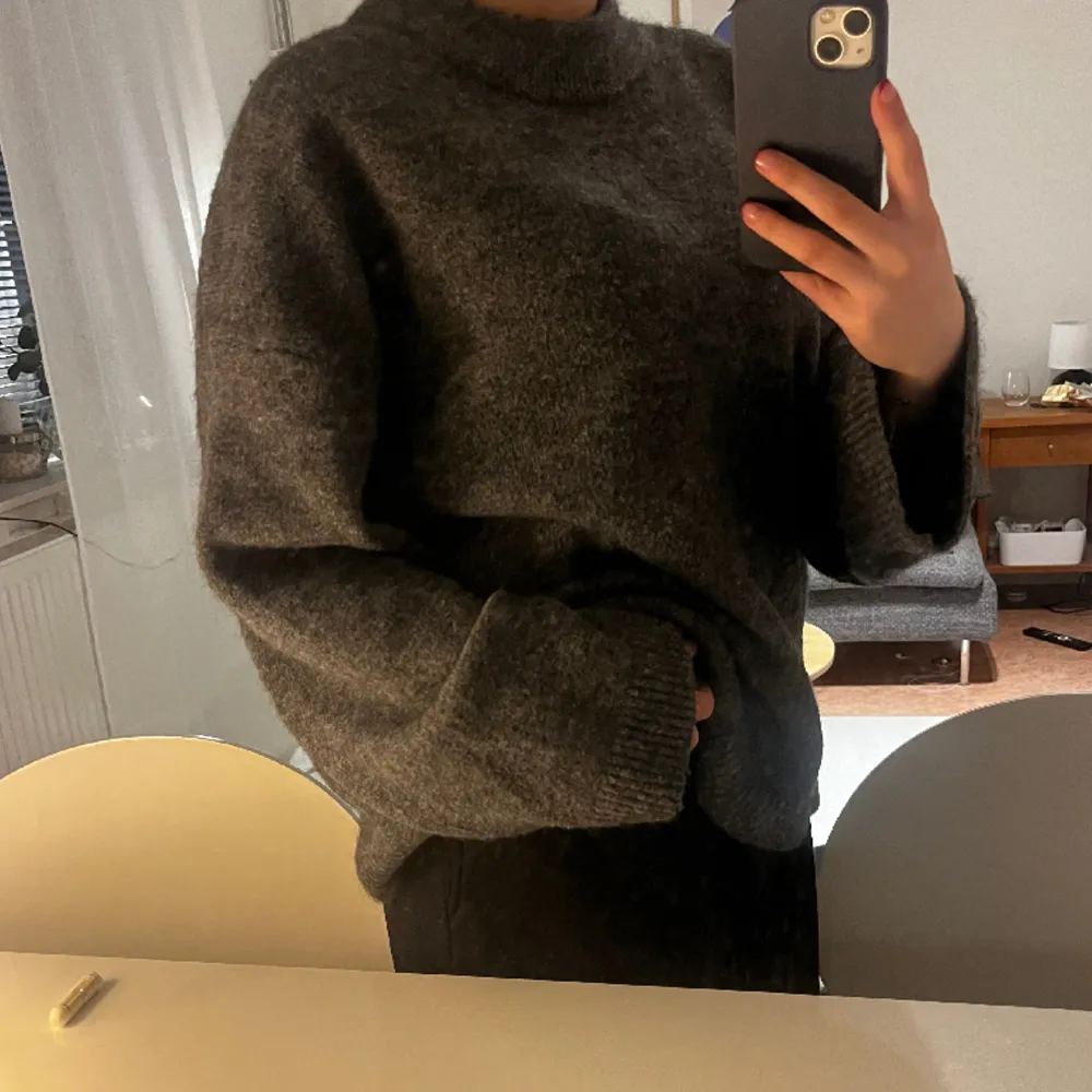 Mörkgrå stickad tröja från Gina Tricot😍 Strl L (oversized). Tröjor & Koftor.