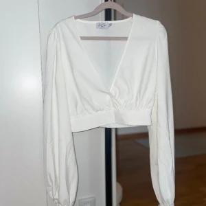 Långärmad blus NA-KD knytband - Långärmad blus från NA-KD som man kan knyta i ärmarna. Väldigt fin.